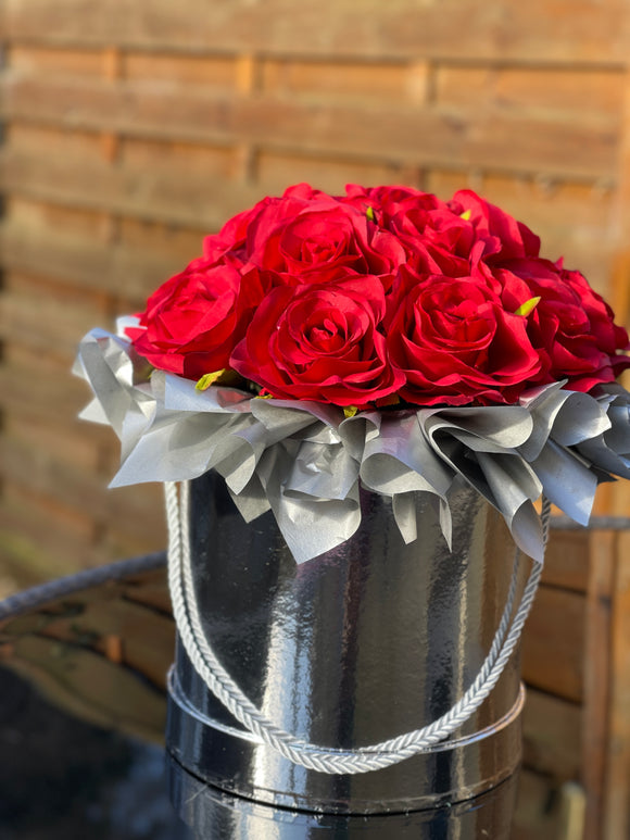 Red roses flower box